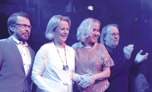Ban nhạc ABBA tái hợp, Hoa khôi áo dài dành vương miện 1 tỷ đồng, Ca sĩ Lều Phương Anh trở lại